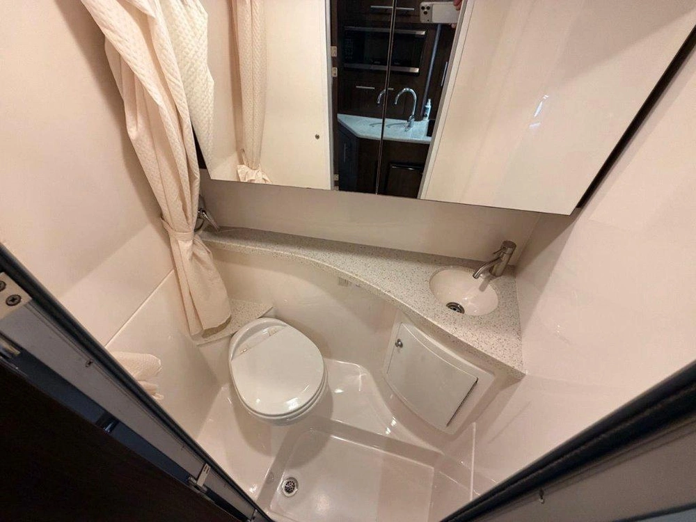 Regal 28 Express 2018 alt