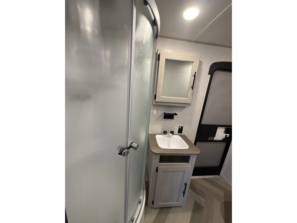 2024 Zinger 328sb alt