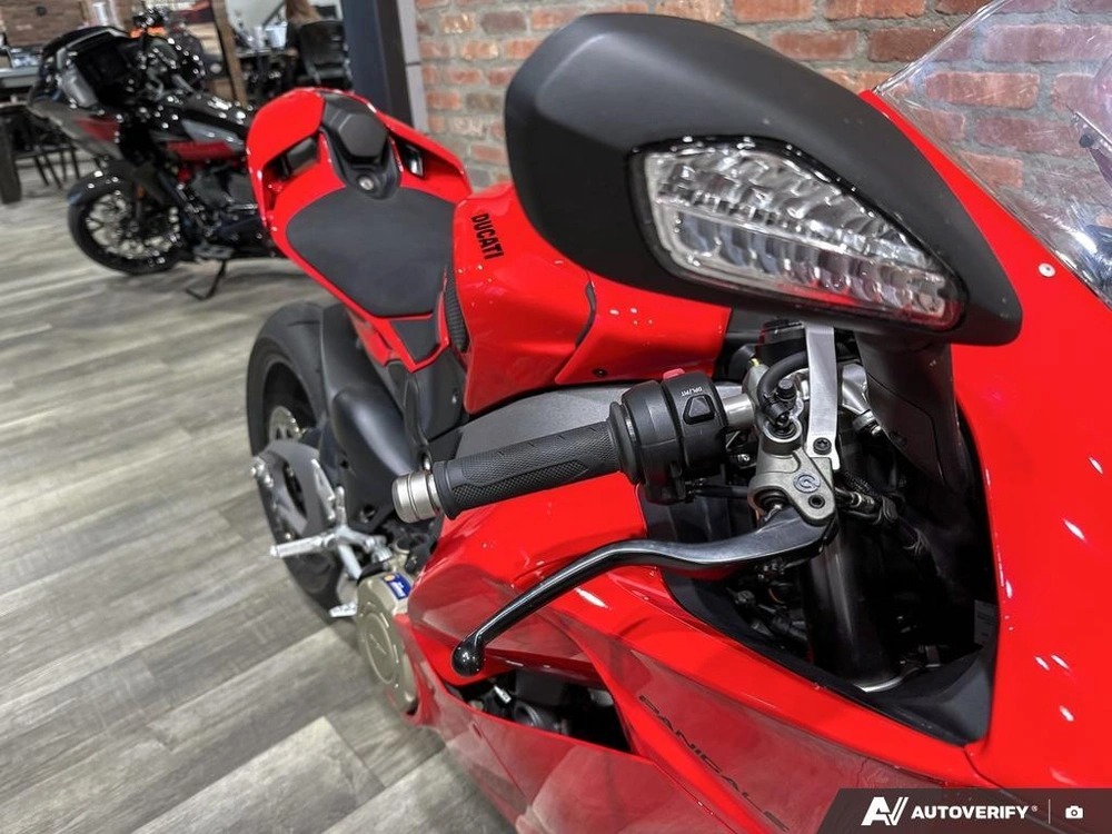 2025 Ducati V4 alt