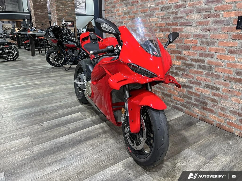 2025 Ducati V4 alt