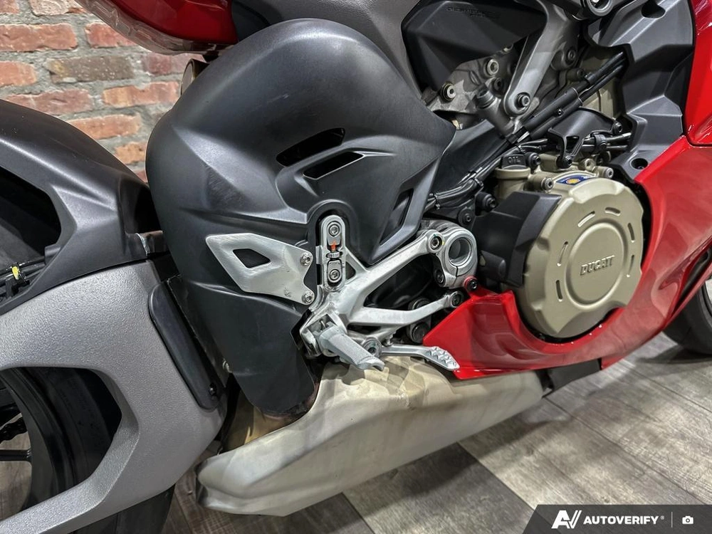 2025 Ducati V4 alt