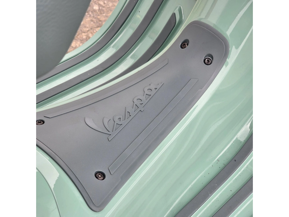 2027 Vespa Primavera 150 80th Anniversary alt