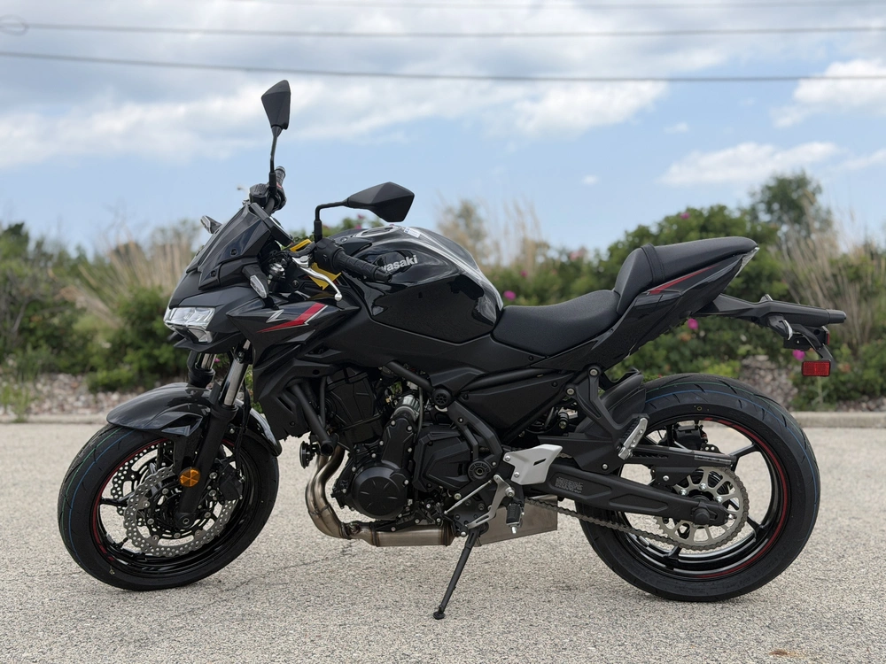 2025 Kawasaki Z650 alt