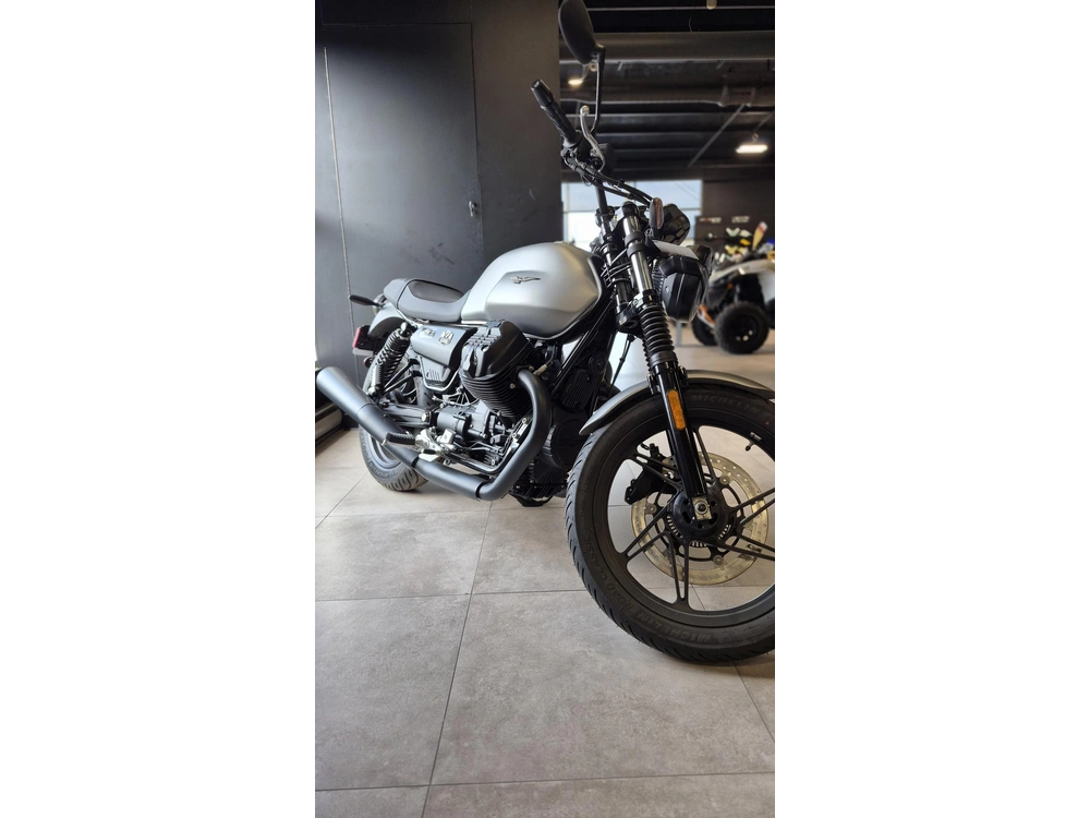 Moto Guzzi V7 Stone 2023 alt