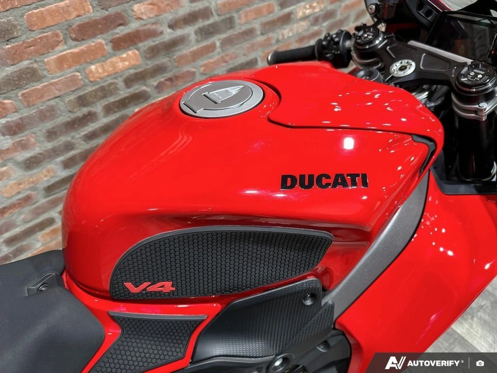 2025 Ducati V4 alt