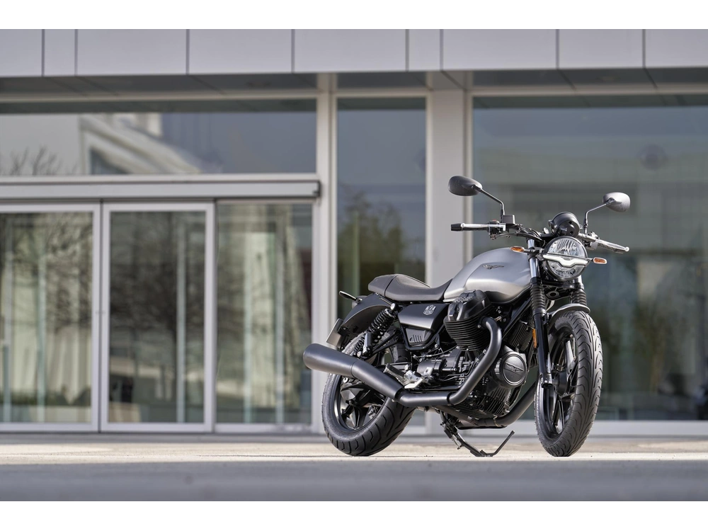 Moto Guzzi V7 Stone 2023 alt