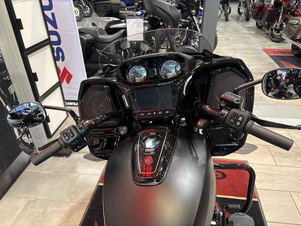 Indian Motorcycle Challenger Dark Horse + 112 & Audio Package 2026 alt