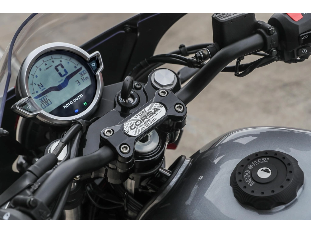 Moto Guzzi V7 Stone Corsa 2024 alt
