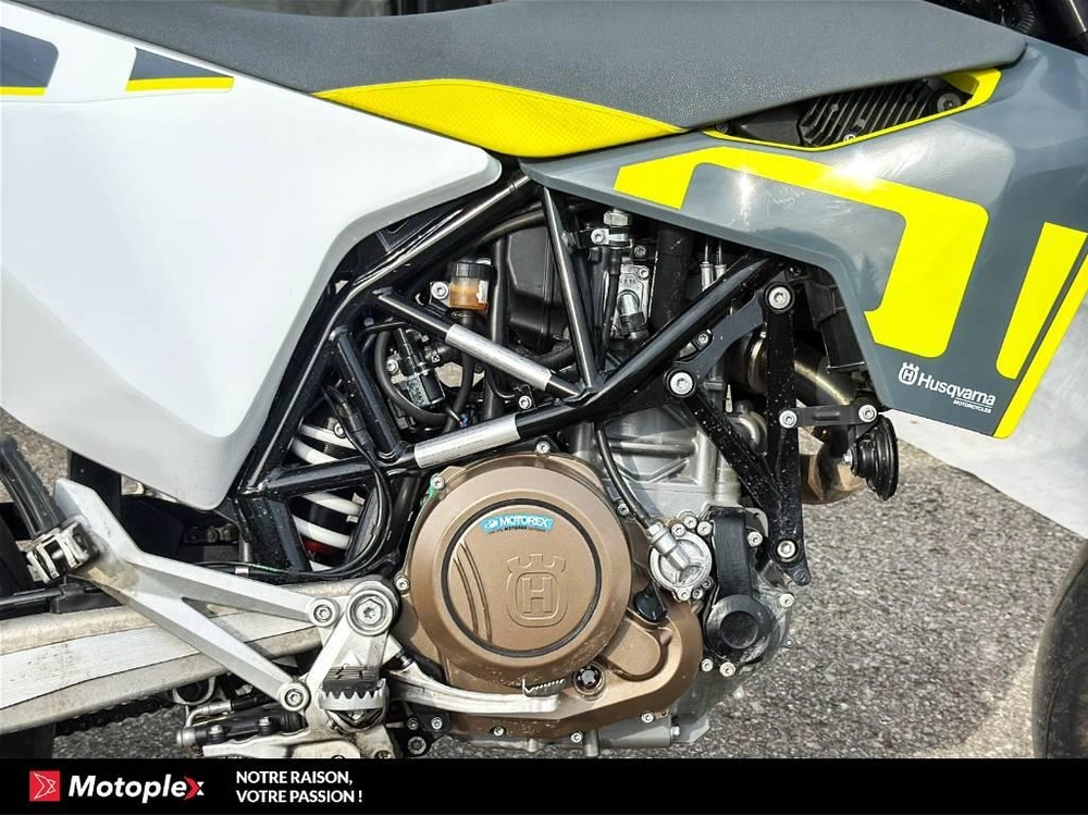 Husqvarna 701 Super Moto 2020 alt