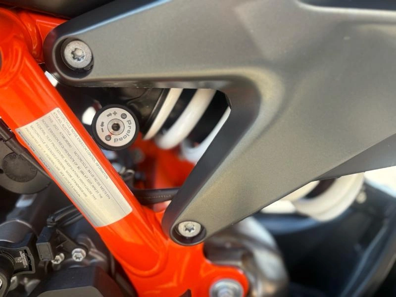 Ktm 890 Duke R 2021 alt
