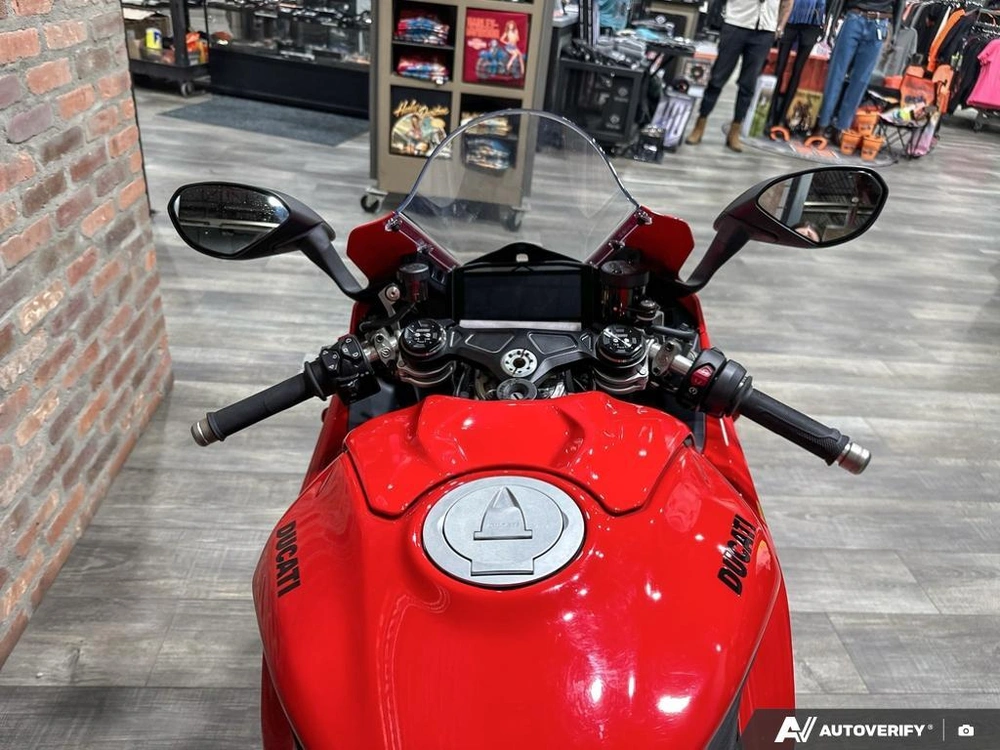 2025 Ducati V4 alt