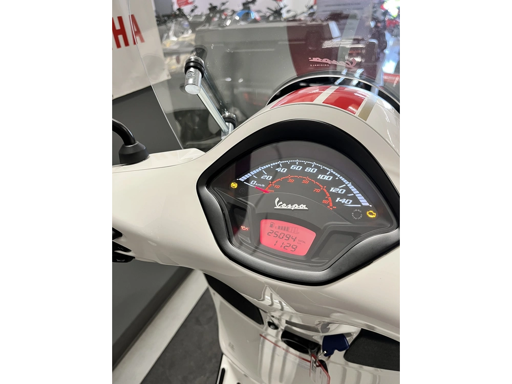 Vespa Gts 300 Racing Sixties 2021 alt