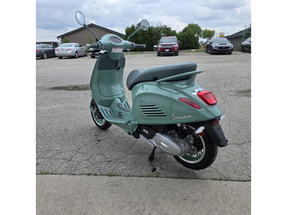 2027 Vespa Primavera 150 80th Anniversary alt