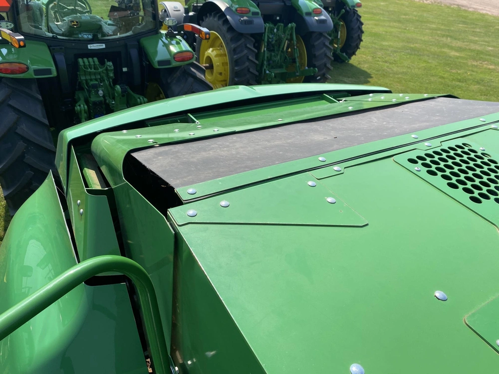 2021 John Deere L331 alt