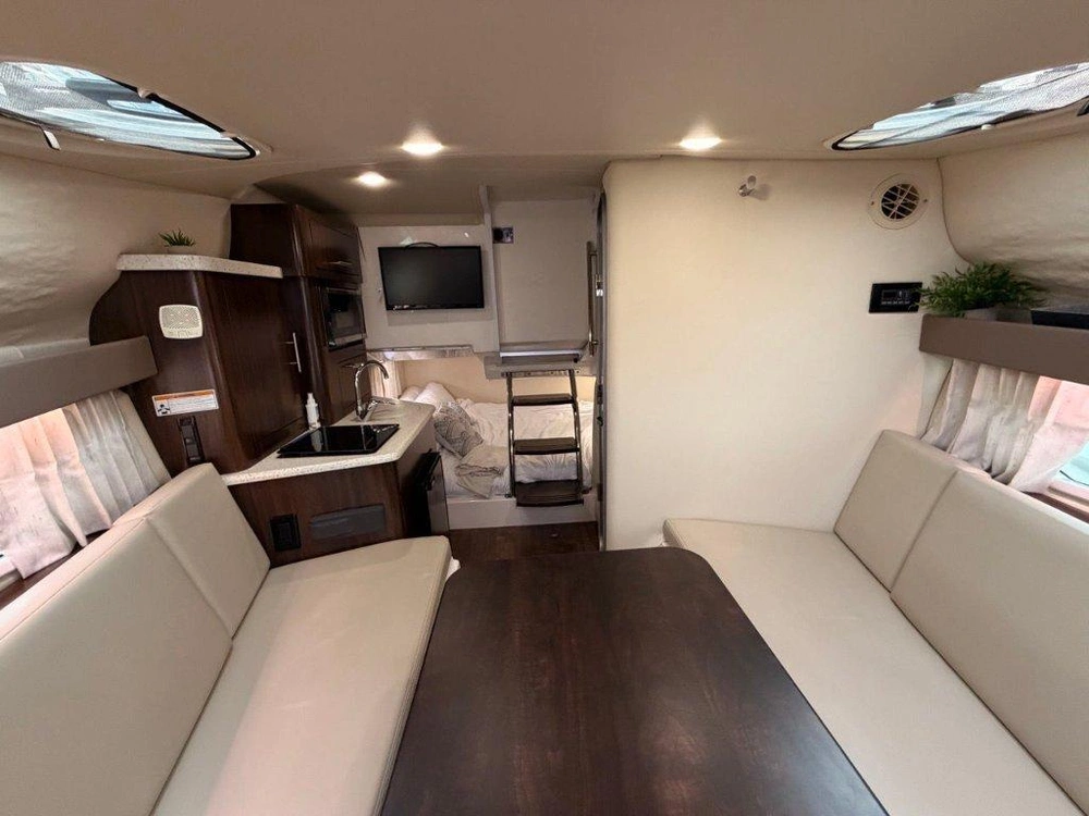 Regal 28 Express 2018 alt