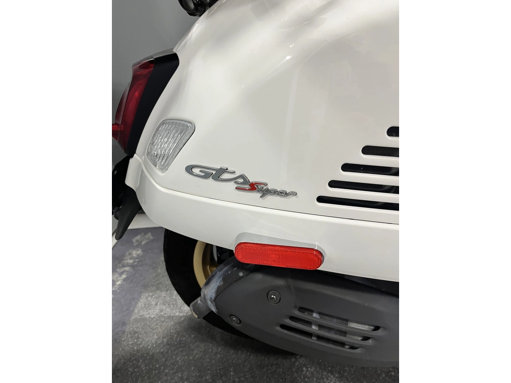 Vespa Gts 300 Racing Sixties 2021 alt