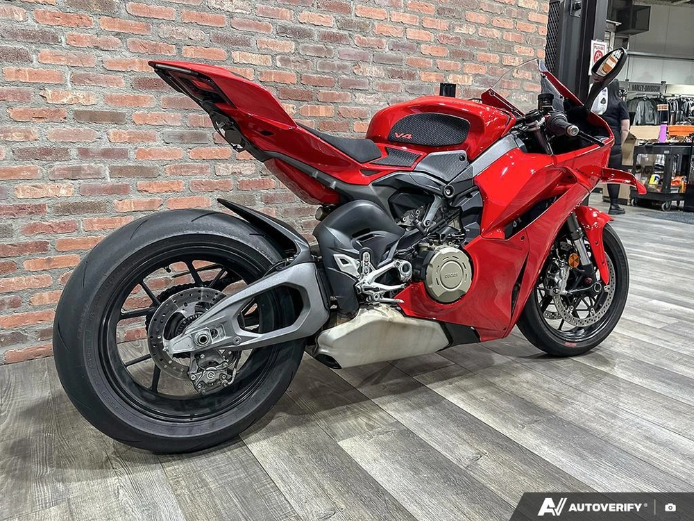 2025 Ducati V4 alt