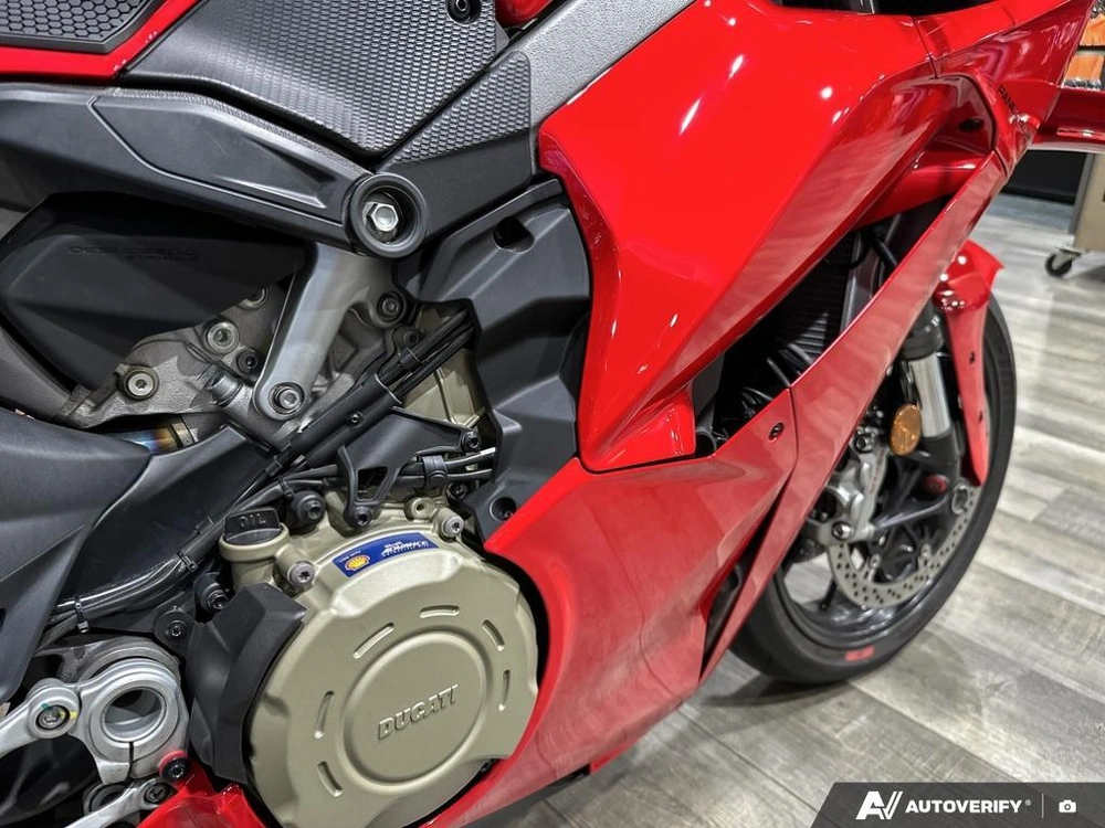 2025 Ducati V4 alt