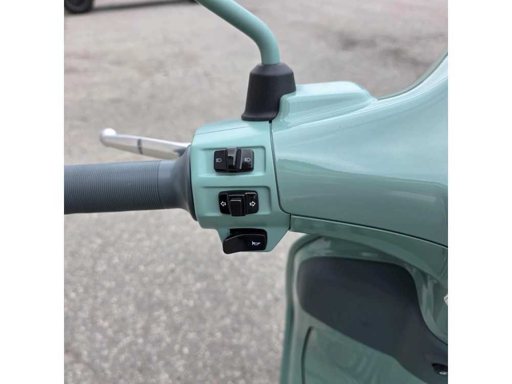 2027 Vespa Primavera 150 80th Anniversary alt