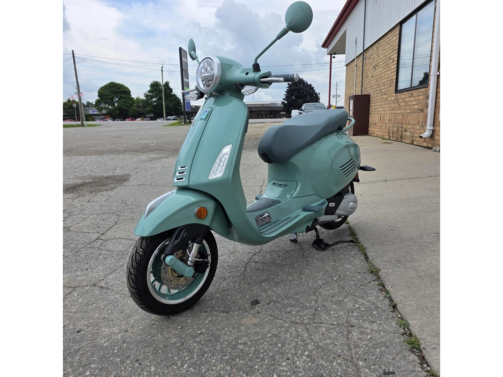 2027 Vespa Primavera 150 80th Anniversary alt