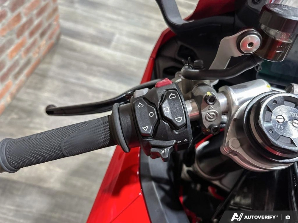 2025 Ducati V4 alt