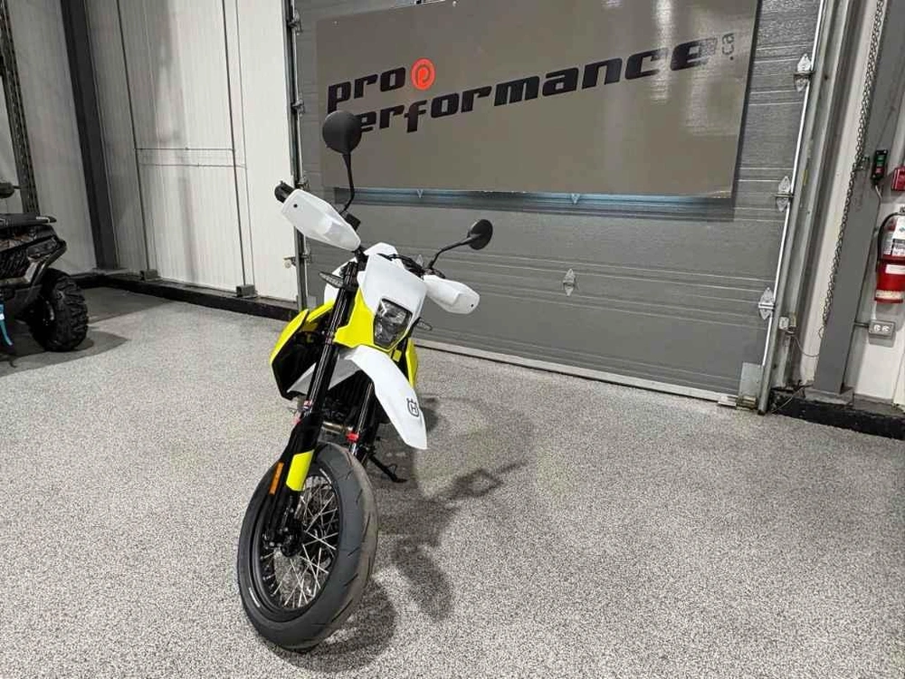 Husqvarna 701 Supermoto 2026 alt