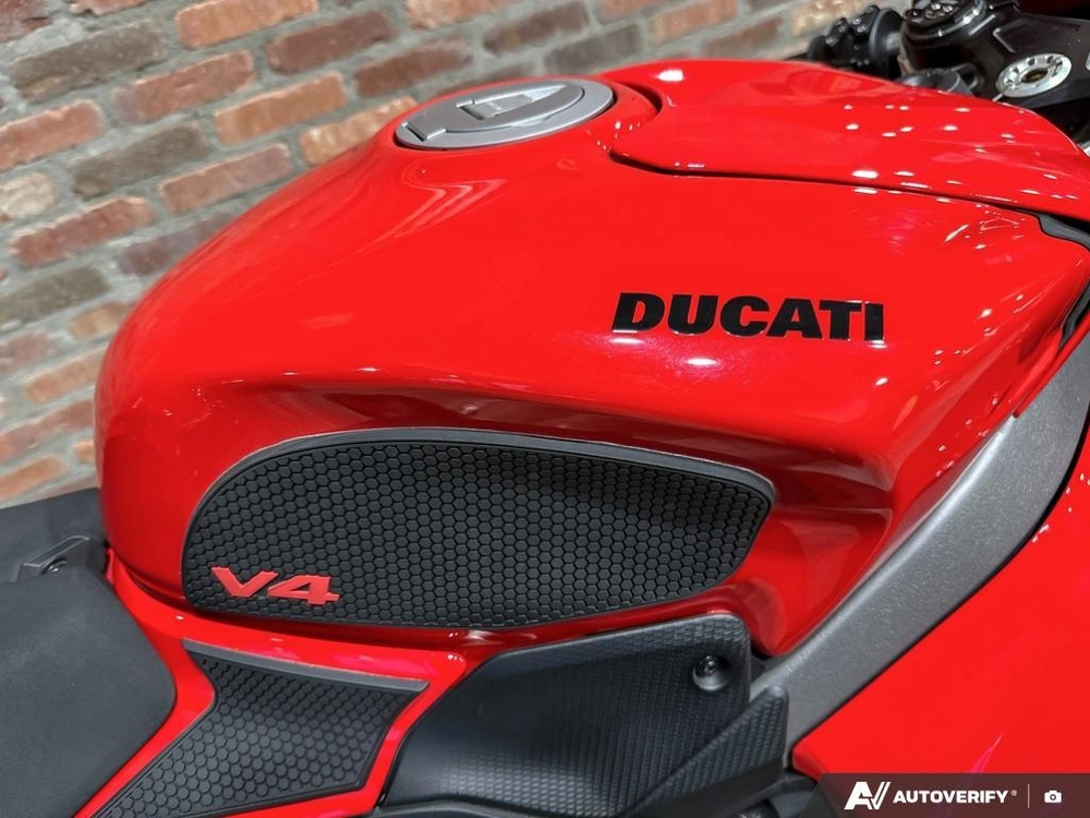 2025 Ducati V4 alt