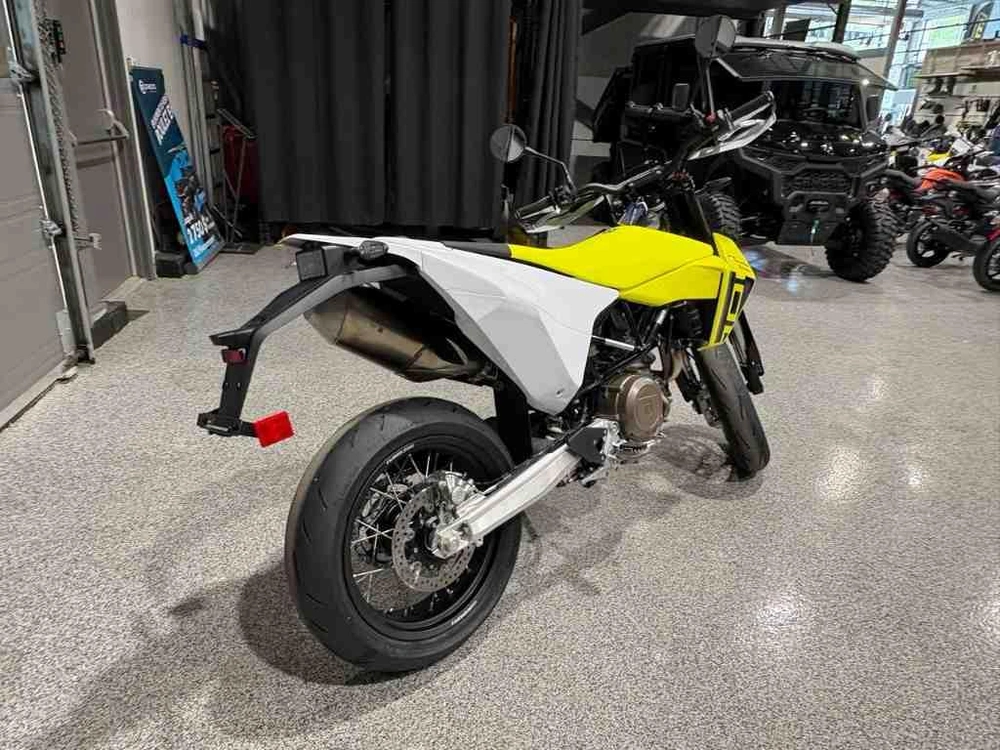 Husqvarna 701 Supermoto 2026 alt