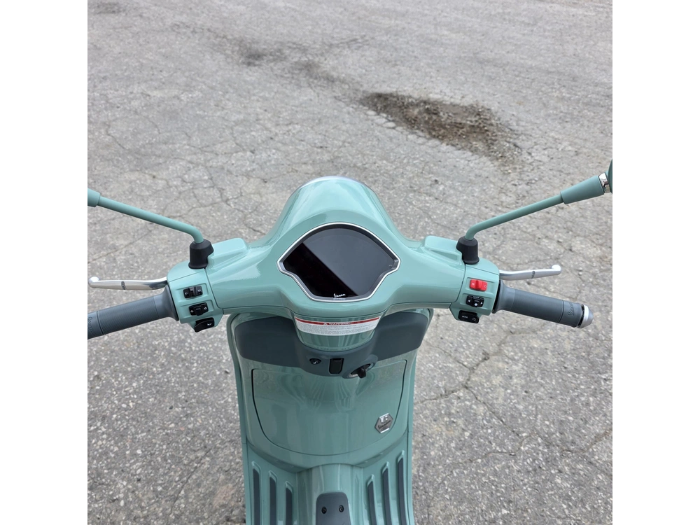 2027 Vespa Primavera 150 80th Anniversary alt
