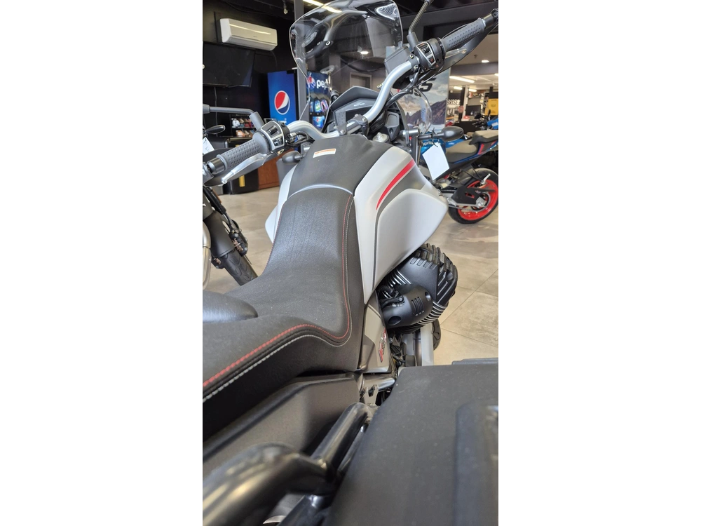 Moto Guzzi V85tt Travel 2023 alt