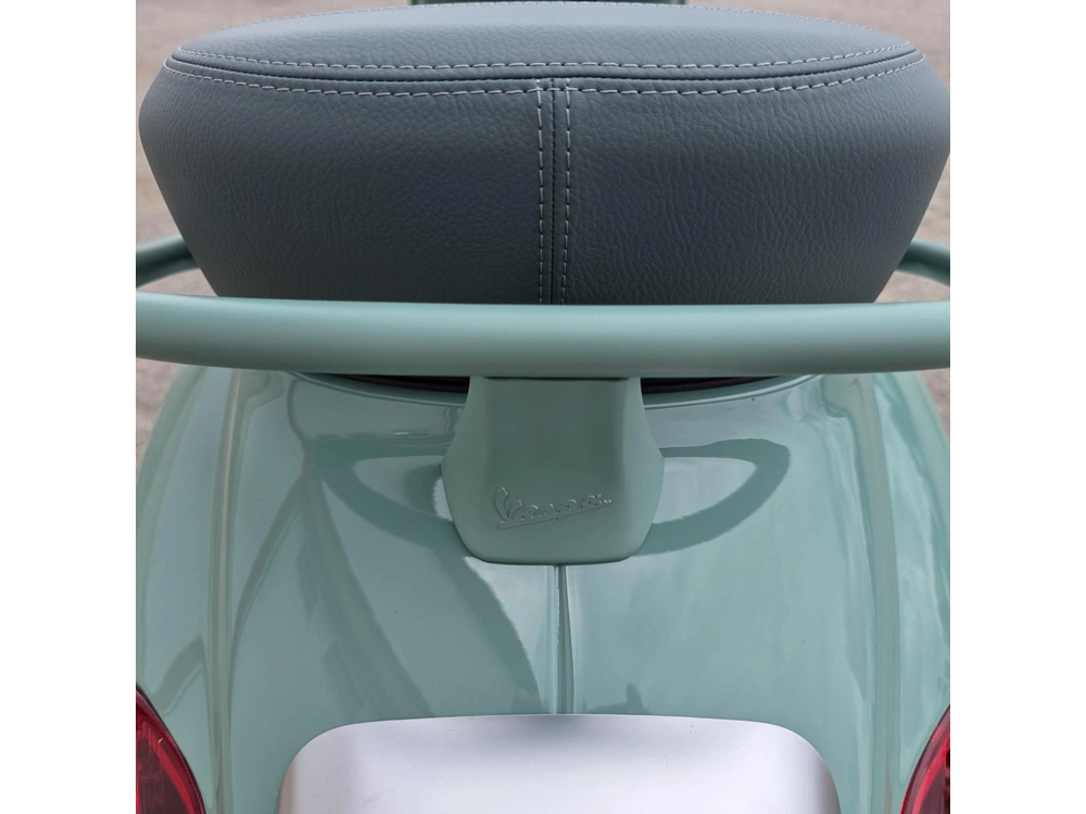2027 Vespa Primavera 150 80th Anniversary alt