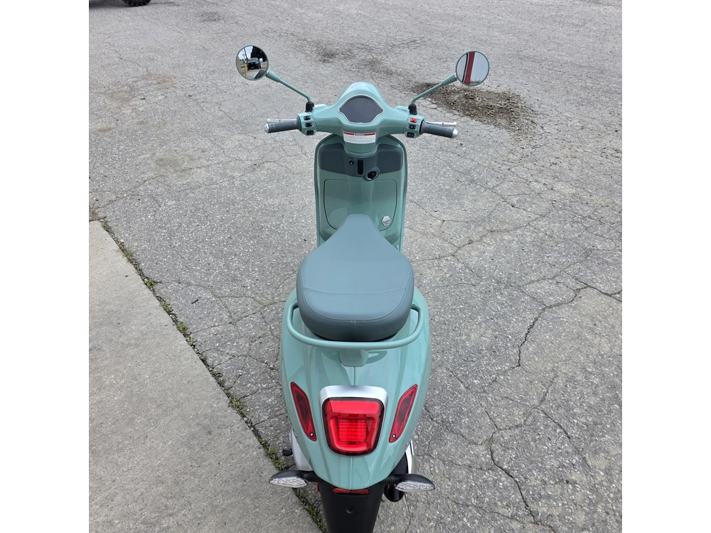 2027 Vespa Primavera 150 80th Anniversary alt