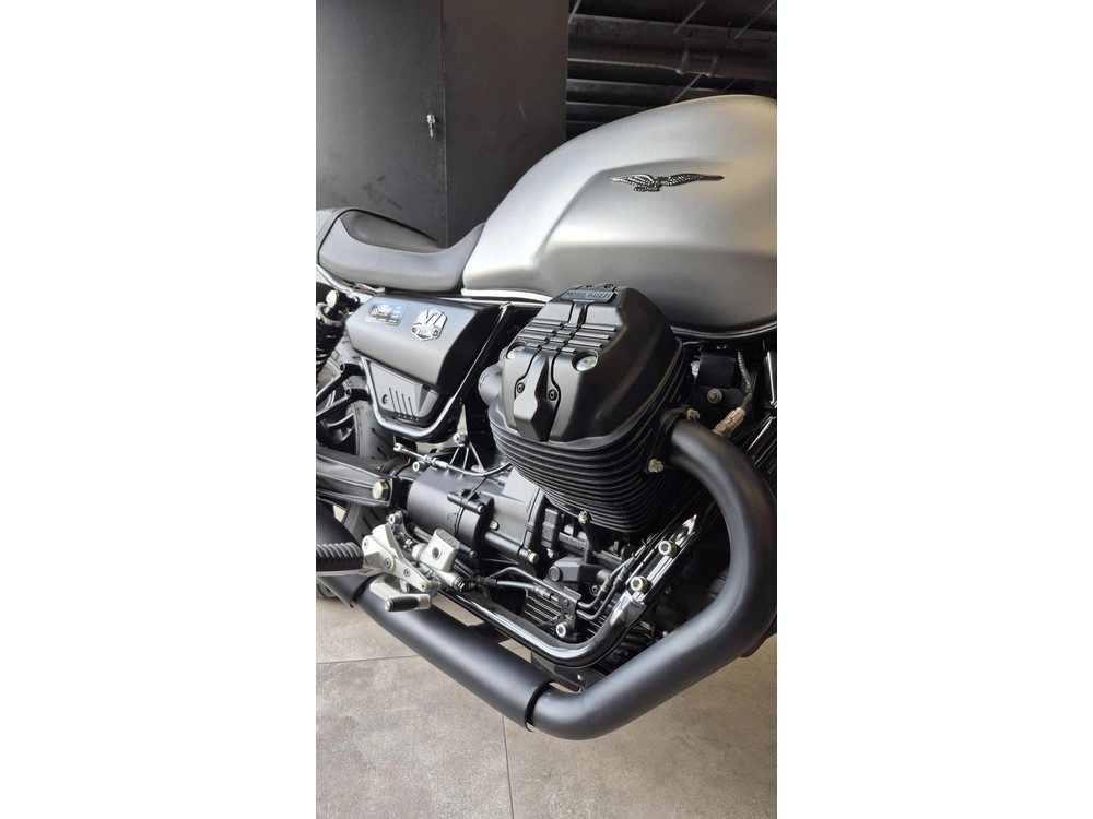 Moto Guzzi V7 Stone 2023 alt
