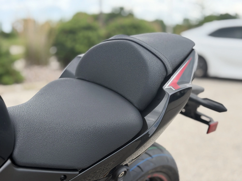 2025 Kawasaki Z650 alt