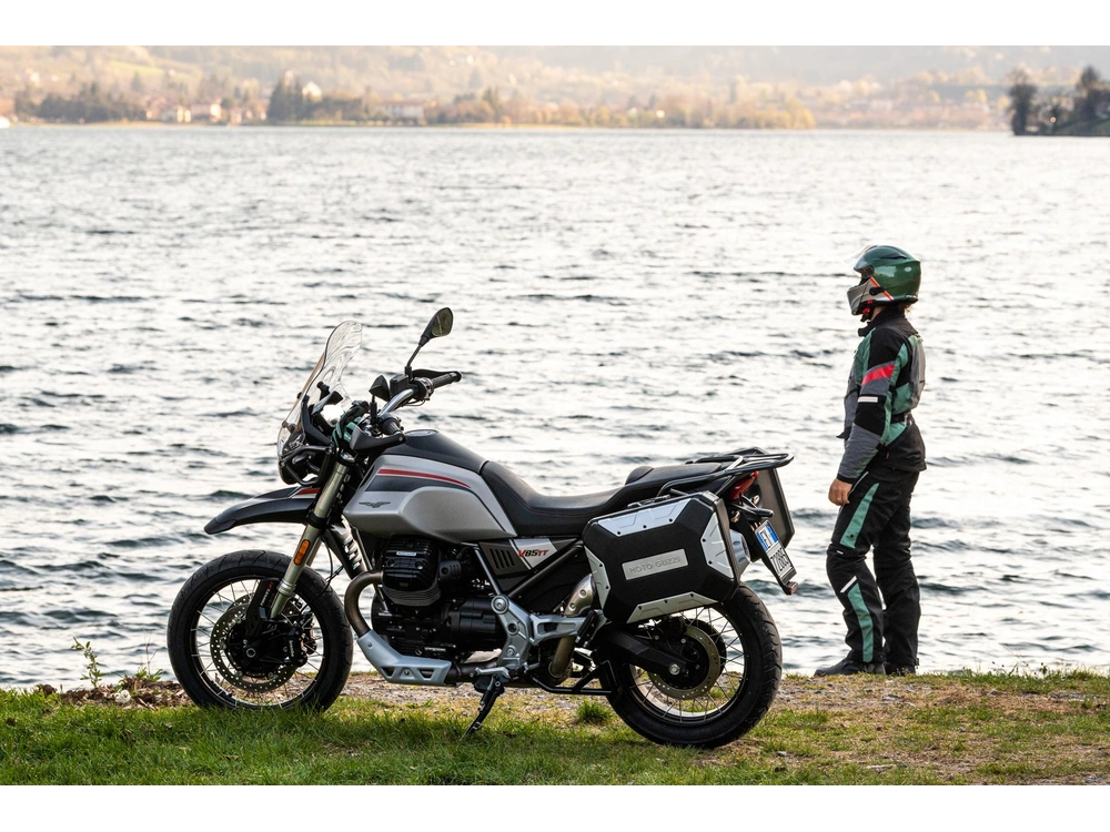Moto Guzzi V85tt Travel 2023 alt