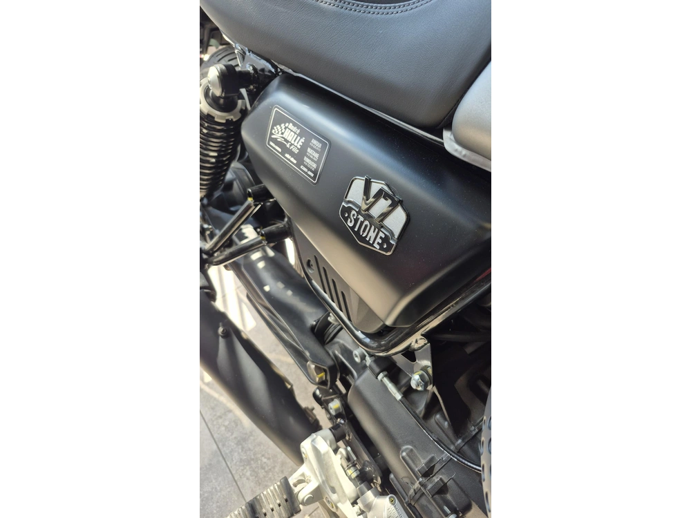 Moto Guzzi V7 Stone 2023 alt