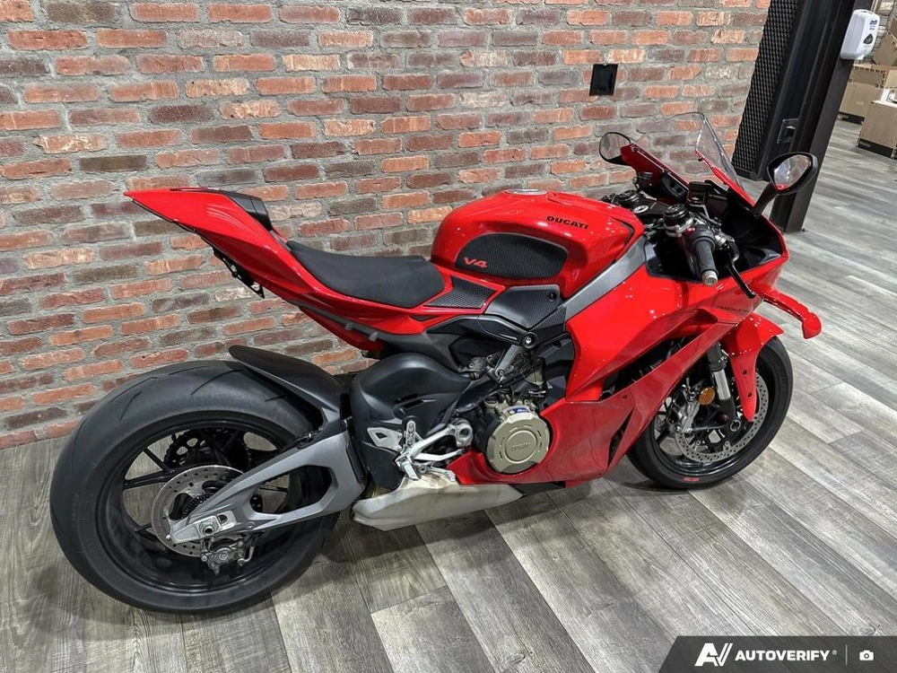 2025 Ducati V4 alt