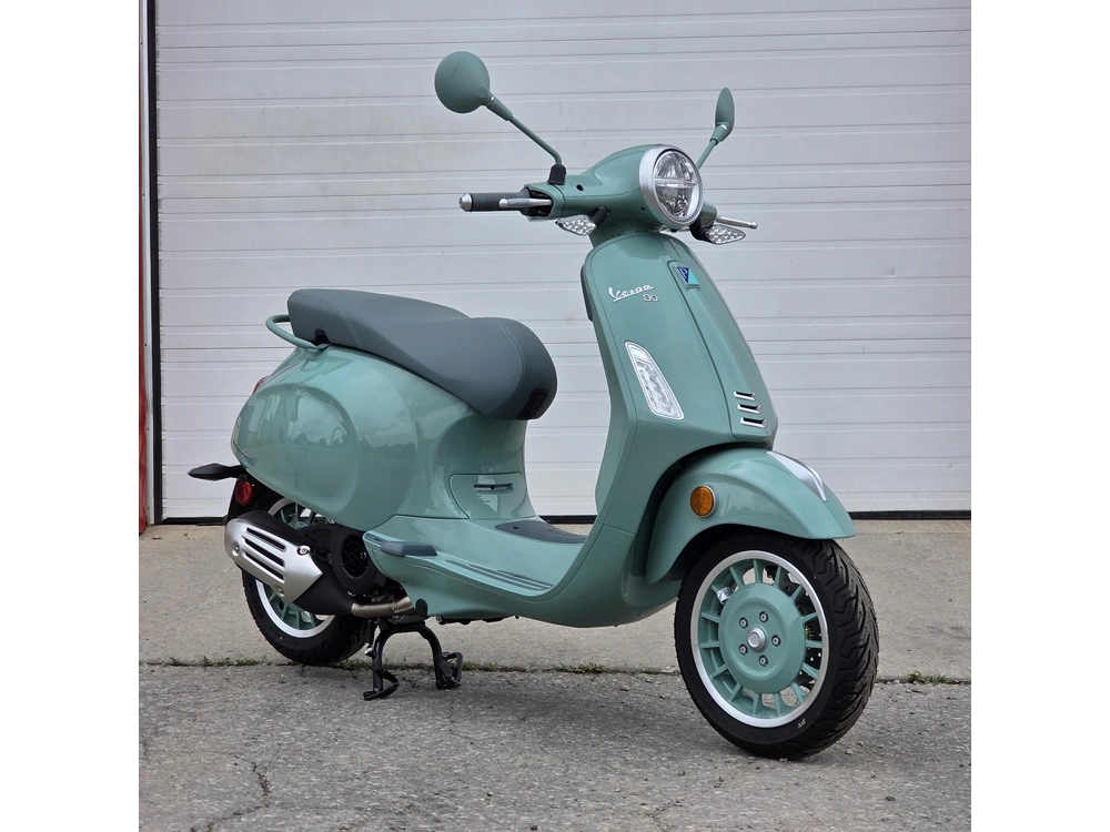 2027 Vespa Primavera 150 80th Anniversary alt