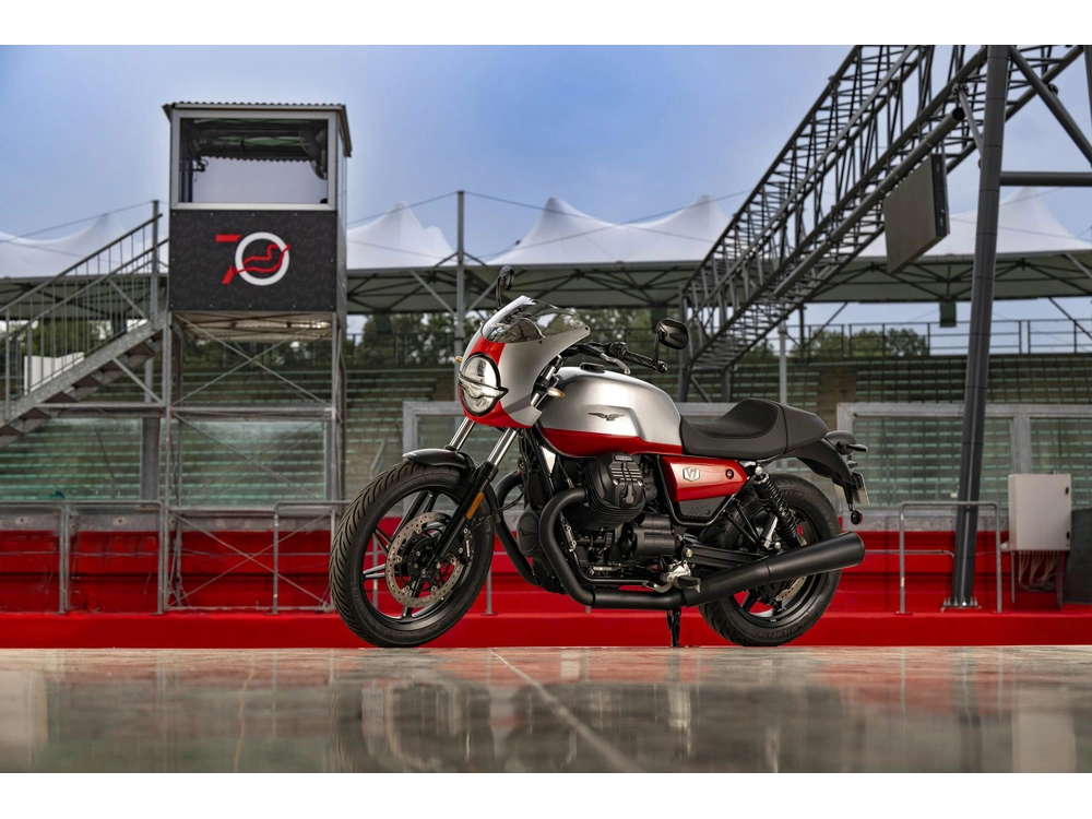 Moto Guzzi V7 Stone Corsa 2024 alt