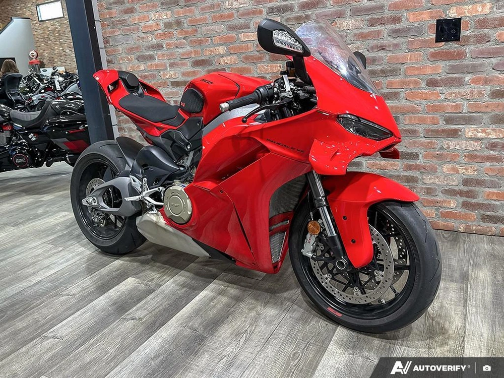 2025 Ducati V4 alt