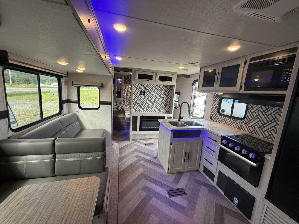 2024 Zinger 328sb alt