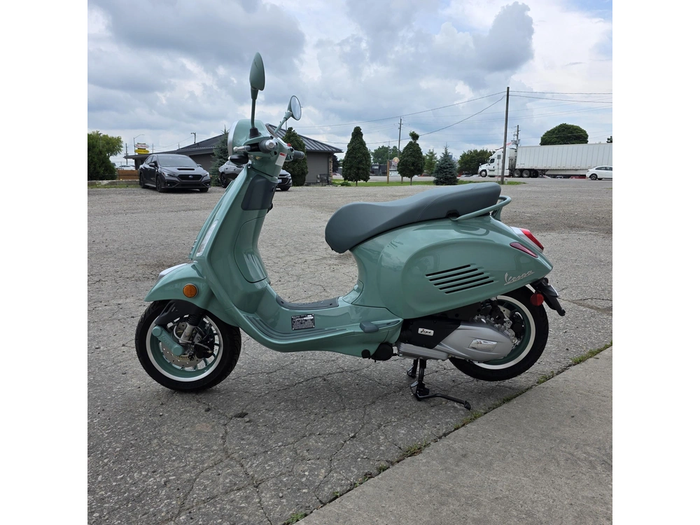 2027 Vespa Primavera 150 80th Anniversary alt