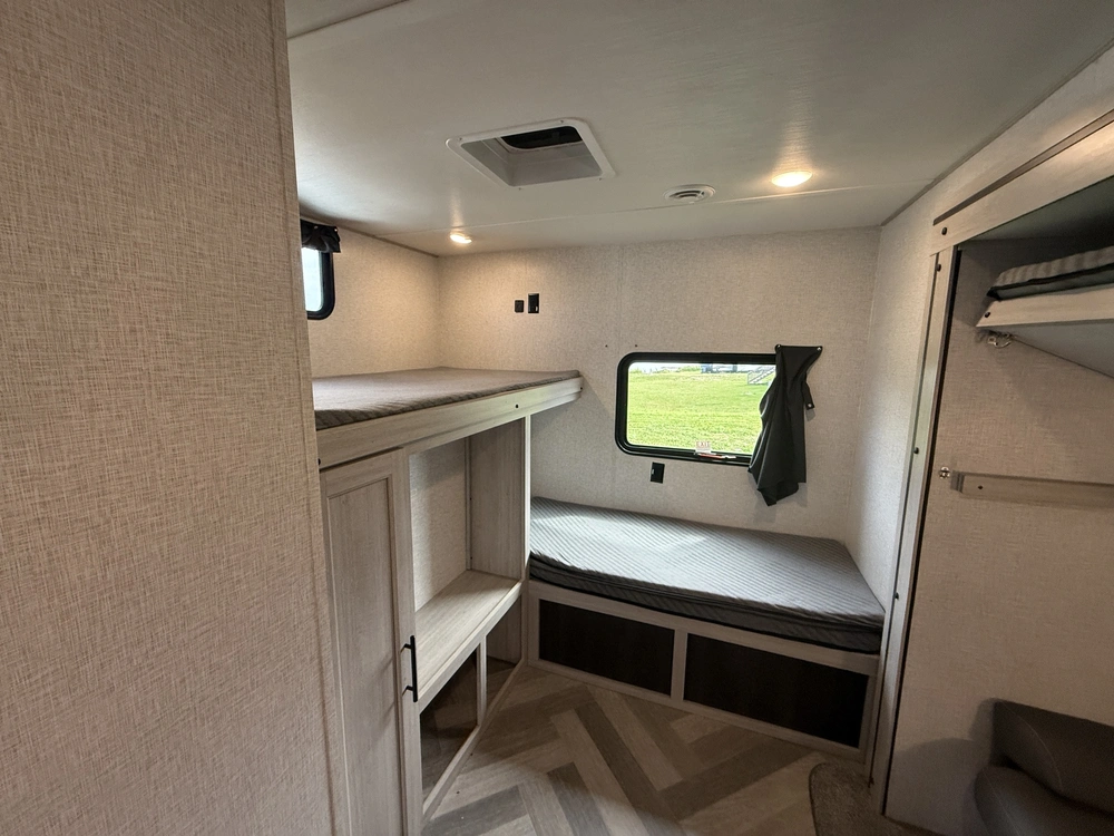 2024 Zinger 328sb alt