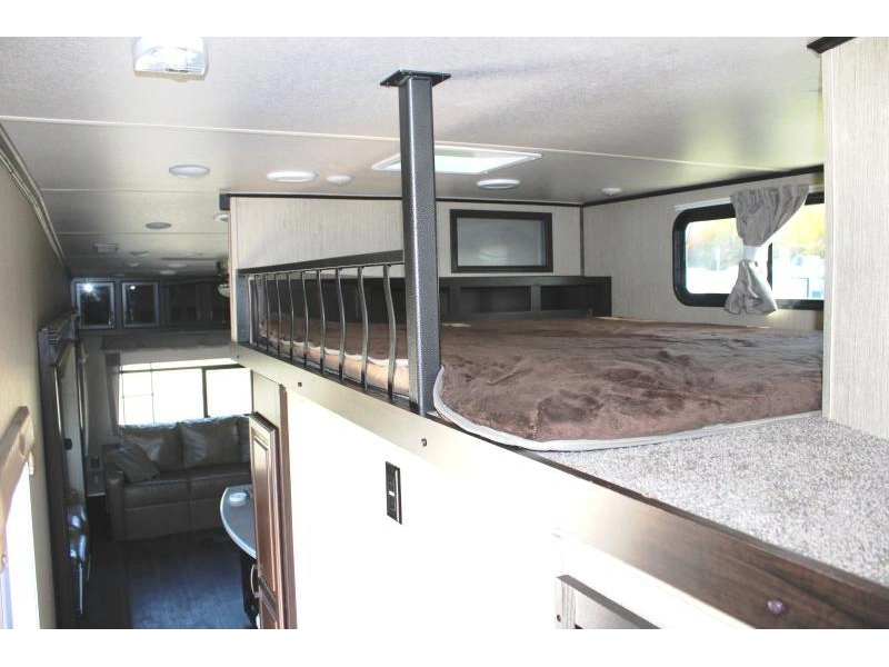 Palomino Columbus 377mb 2017 alt