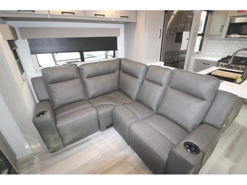 Grand Design Momentum 395ms 2026 alt