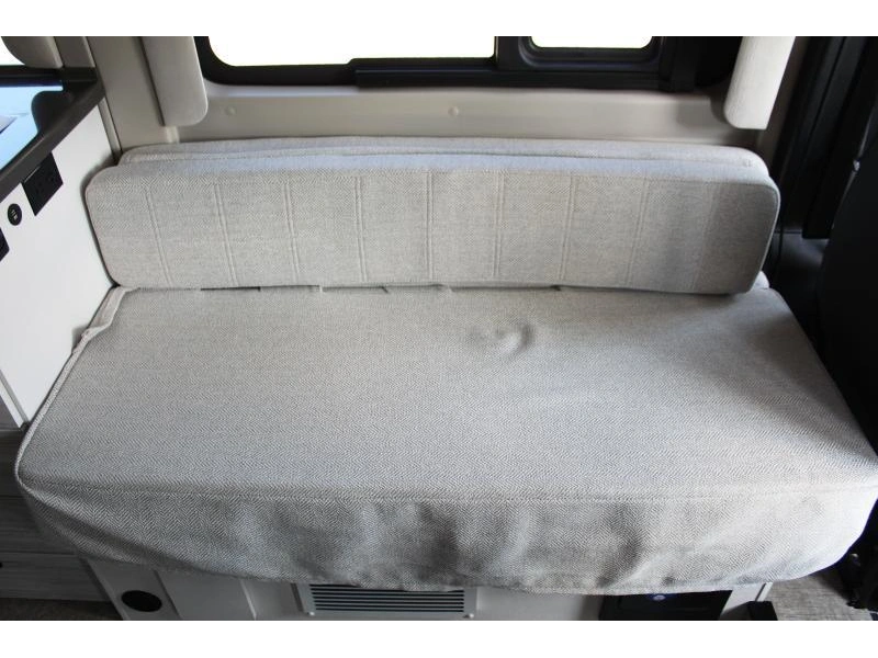 Entegra Coach Arc 18c 2025 alt