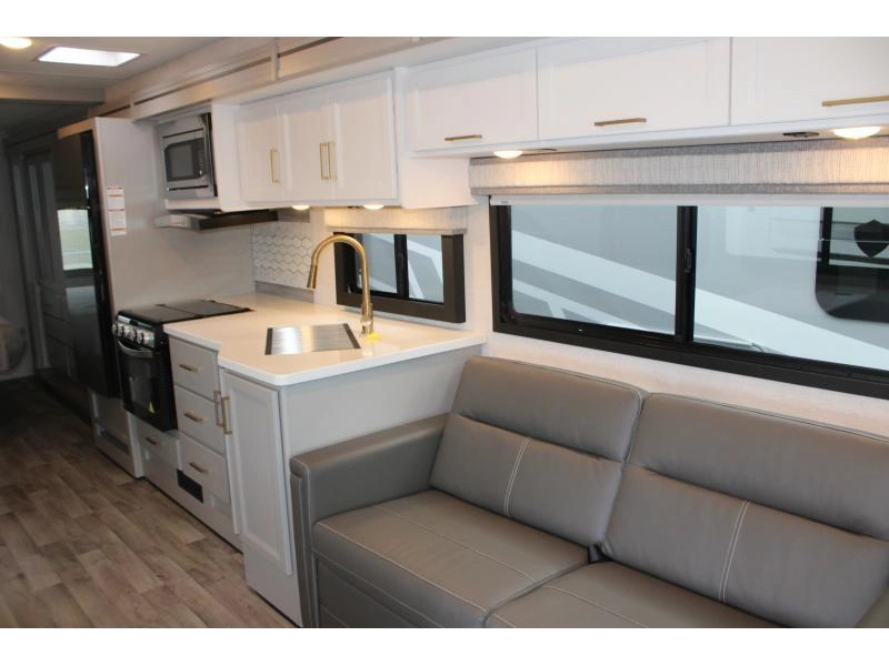 Thor Motor Coach Resonate 29d 2026 alt