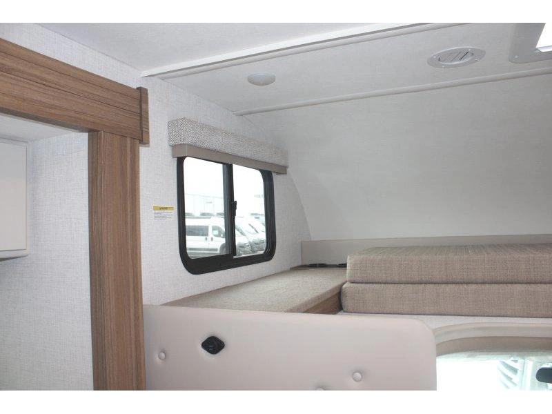 Thor Motor Coach Four Winds 25z 2027 alt