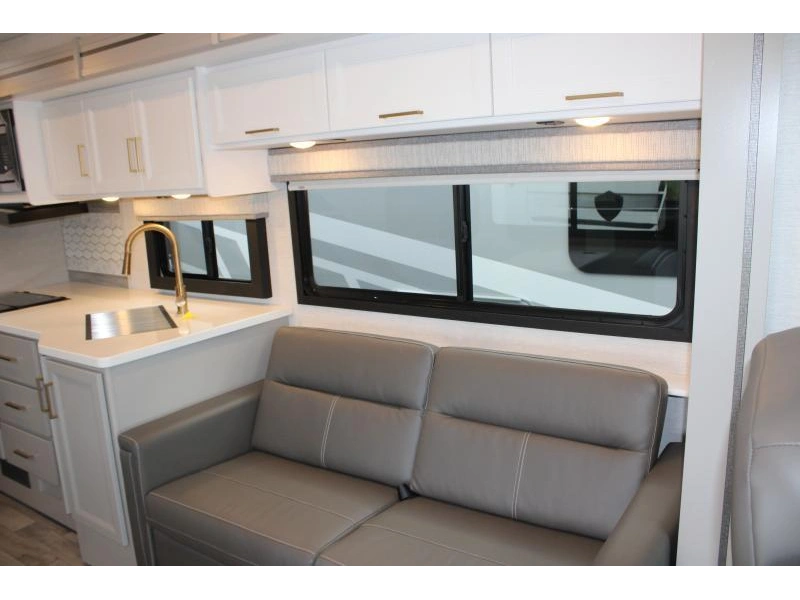 Thor Motor Coach Resonate 29d 2026 alt