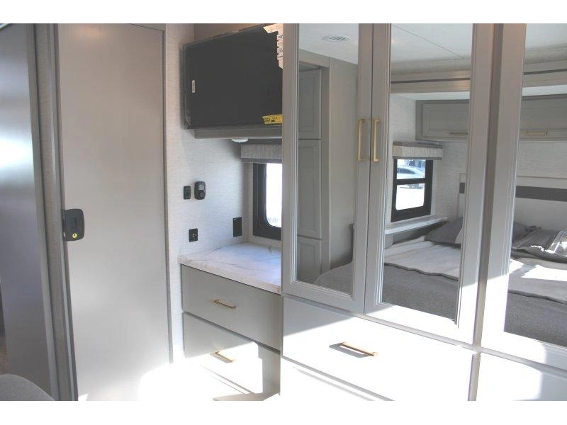 Thor Motor Coach Resonate 30c 2026 alt